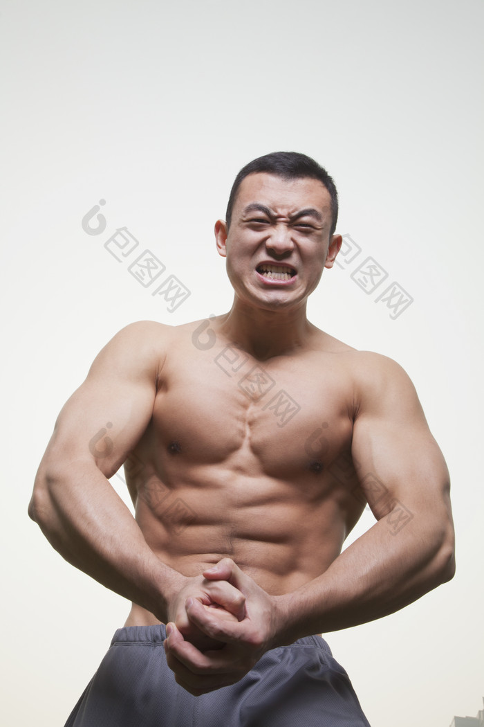 健身的男人腹肌摄影图