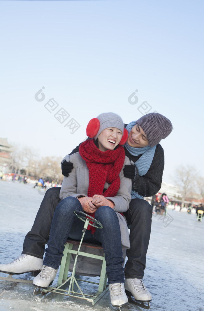 冬天滑冰约会情侣