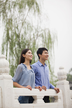 男人女人情侣夫妻湖边约会大自然看风景