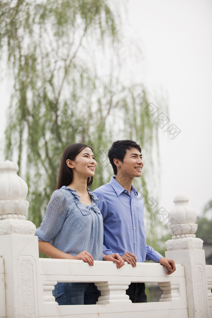 男人女人情侣夫妻湖边约会大自然看风景