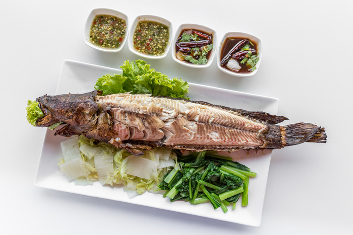 沙丁鱼鱼煎鱼酱料午餐晚餐葱健康饮食