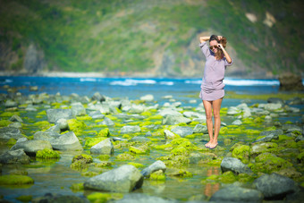 美女光脚旅游海边绿色生态风景摄影背景摄影