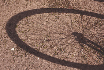 暗色调自行车车轮摄影图