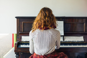 弹钢琴的金发女人