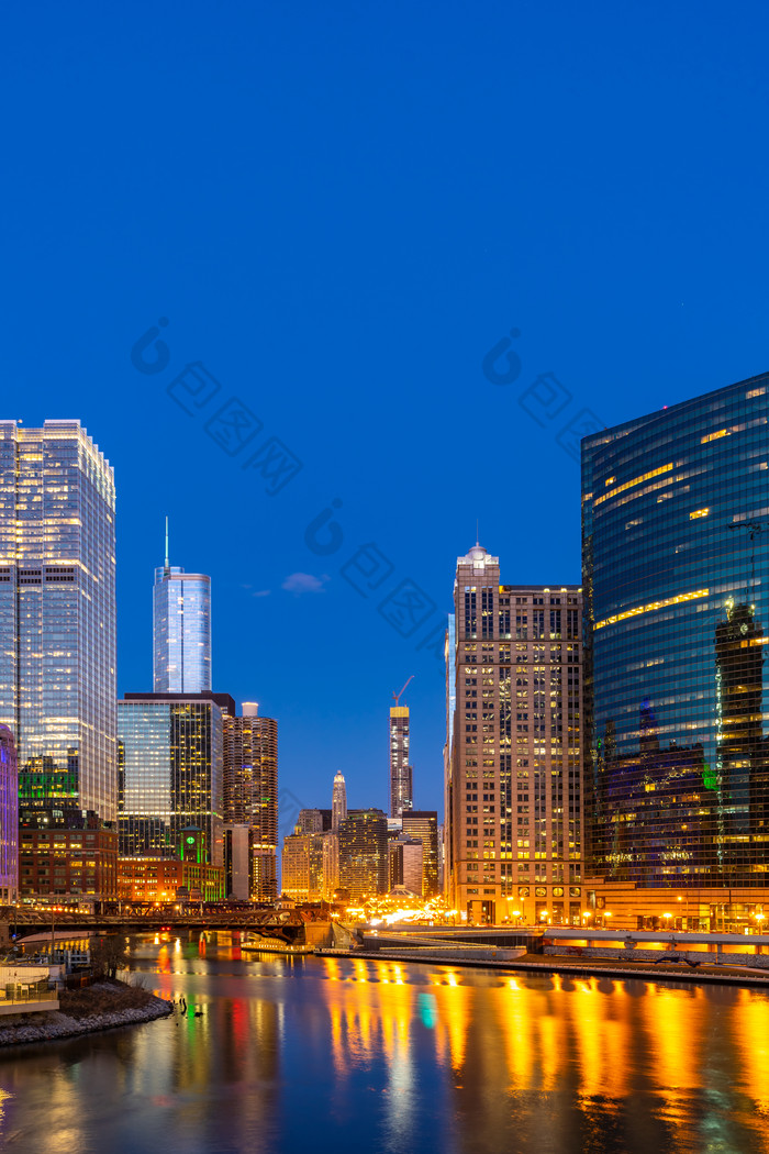 水边的芝加哥城市夜景