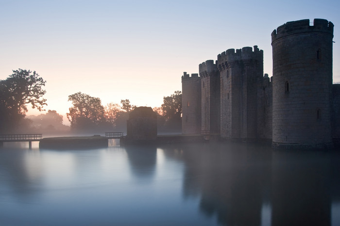 暗色水边的老城堡摄影图