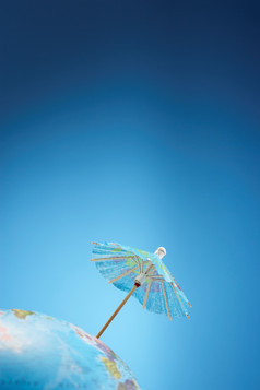 蓝天下的油纸伞摄影图