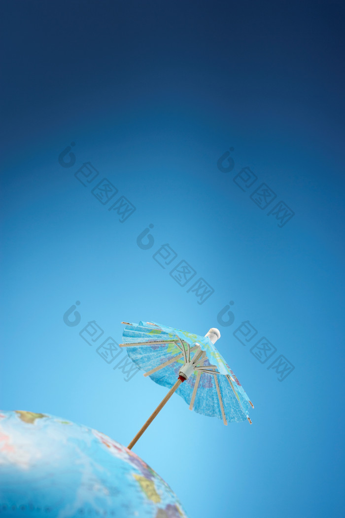 蓝天下的油纸伞摄影图