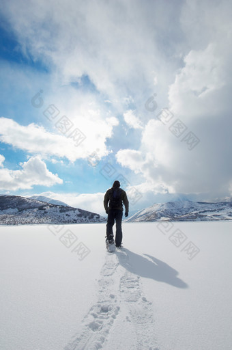 蓝色调在雪地上走路摄影图图片