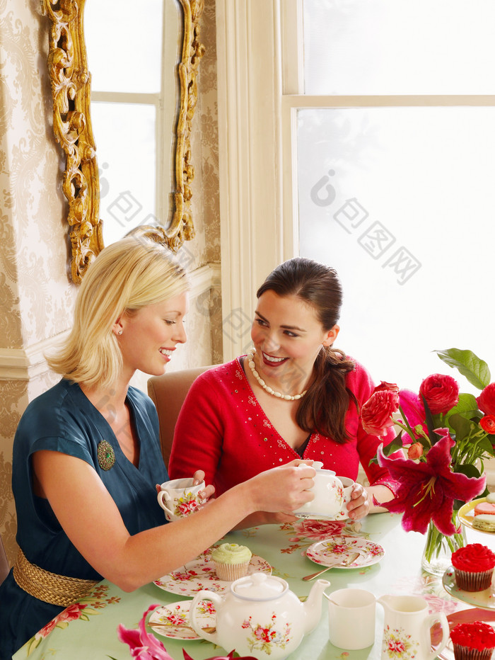 清新两个喝茶的女人摄影图