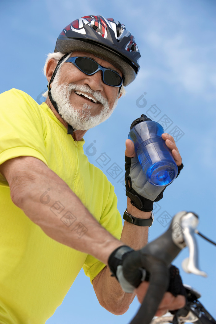 蓝色喝水的骑车人摄影图