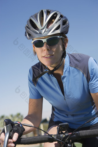 蓝色调在骑车的女人摄影图