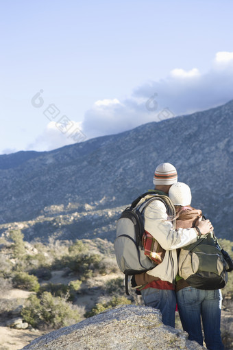 清新登山的情侣摄影图