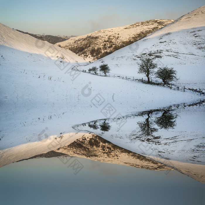 深色调雪地倒影摄影图