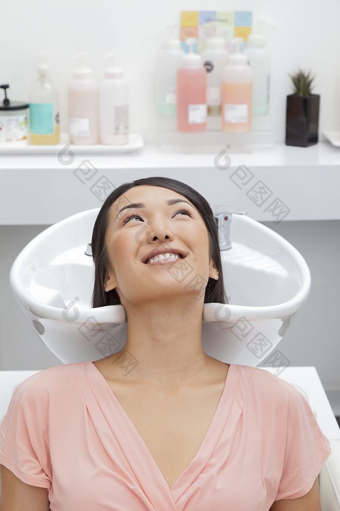 洗头的女人摄影图