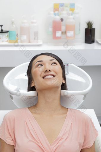 洗头的女人摄影图