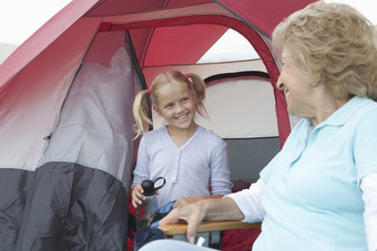 女孩站在帐篷中对着奶奶<strong>笑</strong>