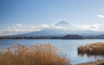 云层中的富士山和湖水<strong>景色</strong>