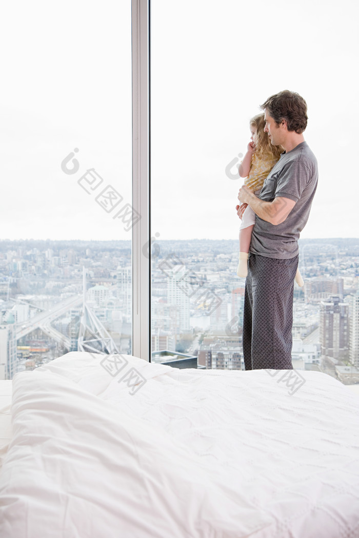 灰色调高楼之上的父子摄影图