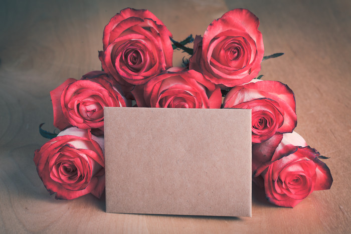 红色玫瑰花和卡片