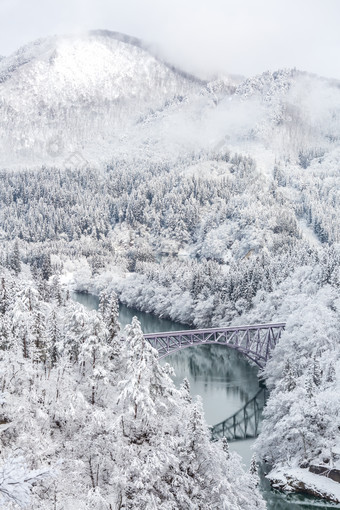 冬季雪山中的桥建筑