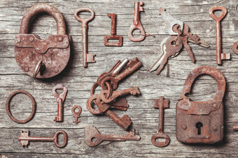 废旧的锁子和钥匙