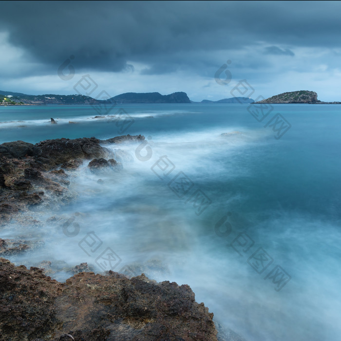 涨潮的海水岩石摄影图