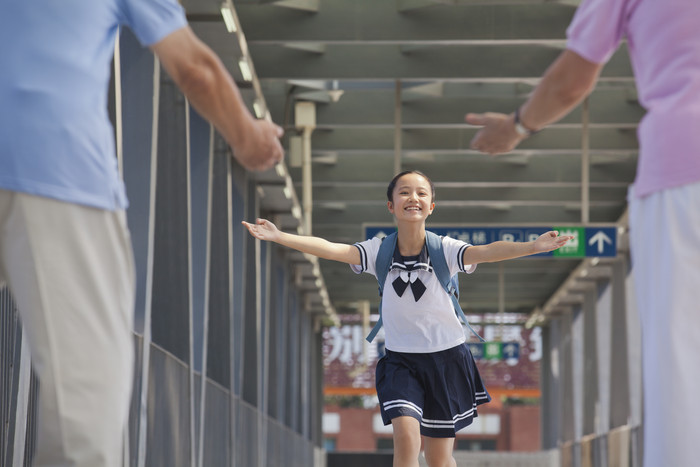 出站口奔跑的小女孩