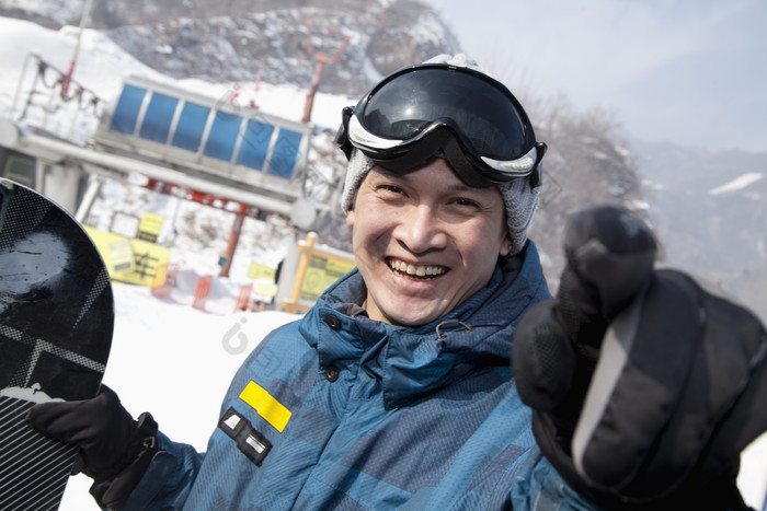 滑雪场开心滑雪的男人