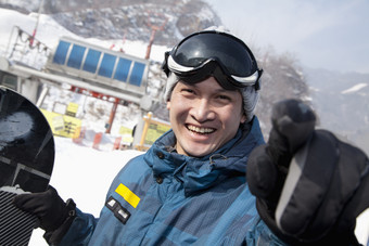 滑雪场开心滑雪的男人