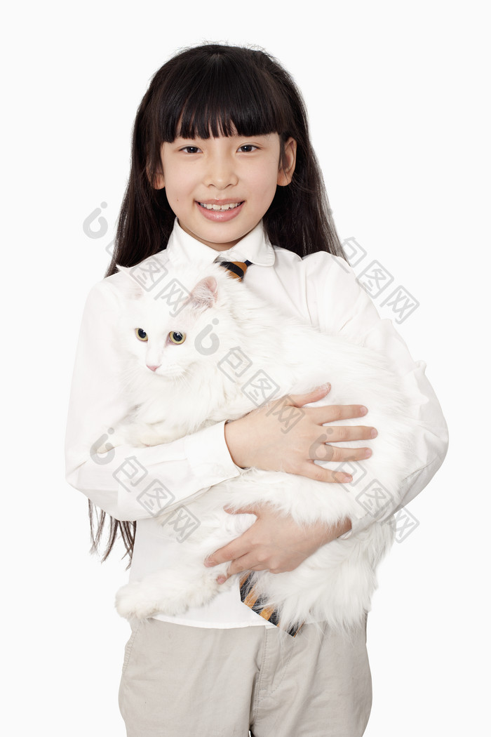 抱着白猫的女童摄影图