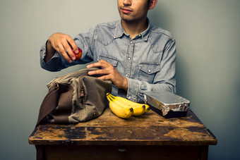 简约风吃香蕉的男人摄影图