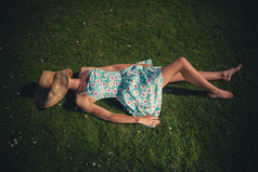 躺在草坪上的女人摄影图