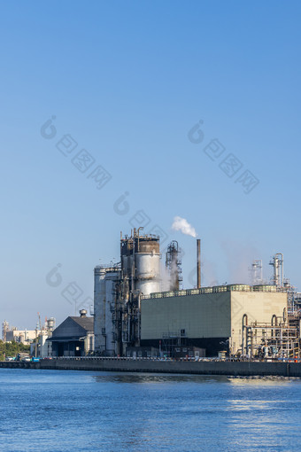 化学工厂烟柱塔摄影图