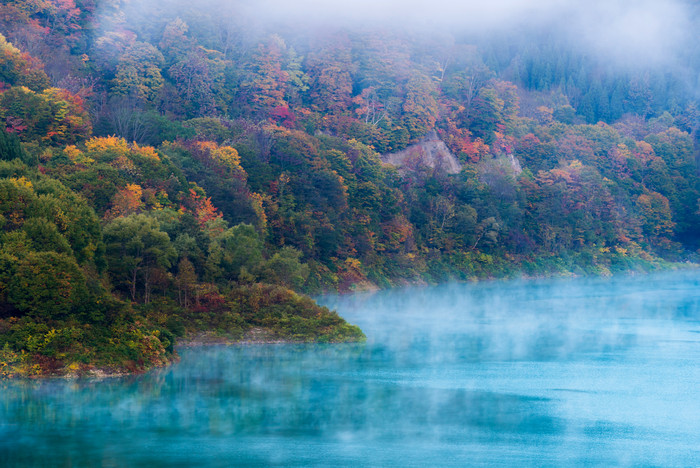 秋季云雾中的青山绿水