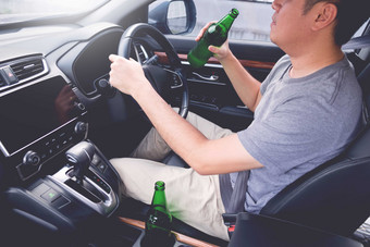 开车喝酒的司机摄影图