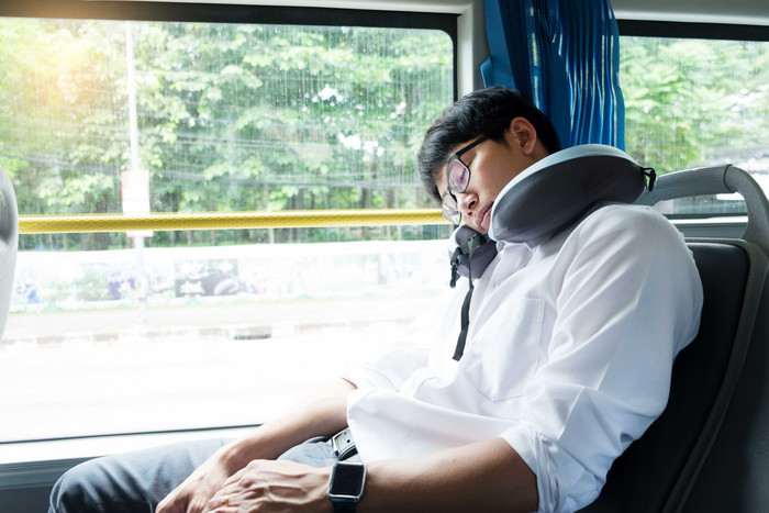 在公交车上睡着的男子