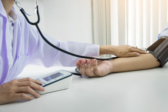 医生测量病人血压