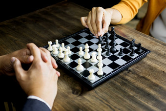 黑棋选手<strong>正在</strong>下棋