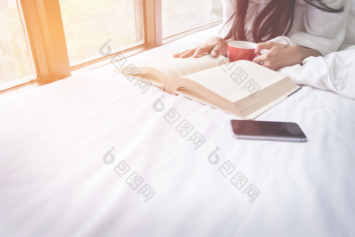 趴在床上读书的女人