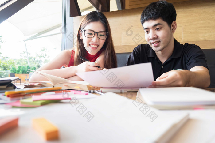 学习交流的学生摄影图