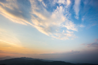 天空中<strong>飘动的云</strong>