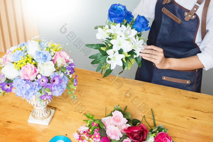 花店插鲜花的花艺师