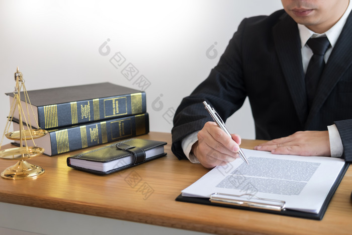 协议阅读的律师摄影图