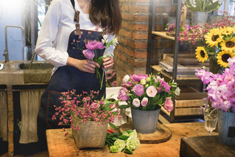 插鲜花的<strong>花艺师摄影图</strong>