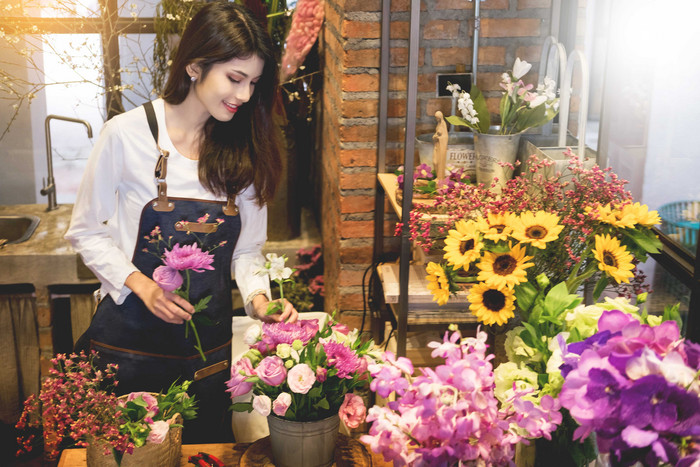 花店插鲜花的女店员