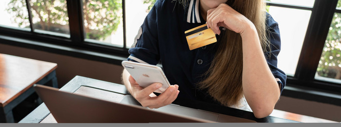 贷款金钱信用卡手机网上支付银行卡摄影图