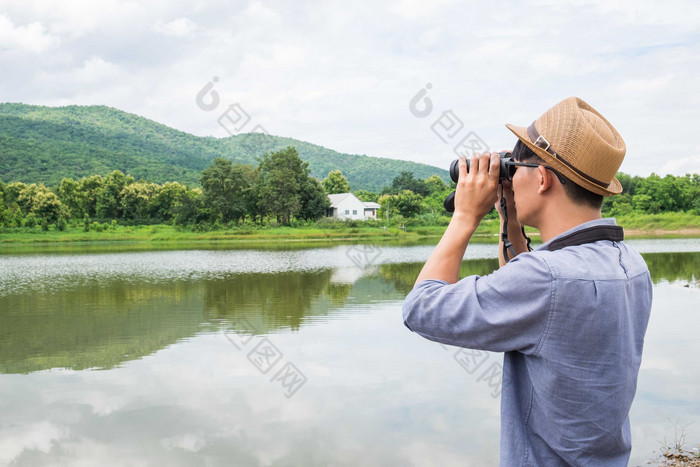 拿望远镜的旅行男人