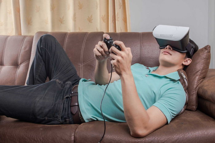 戴VR眼镜打游戏的男人