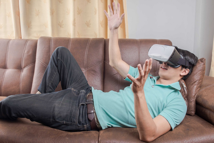 躺沙发戴VR眼镜的男人